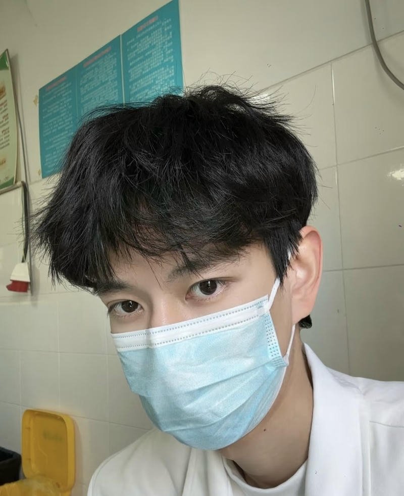 Chàng trai trẻ selfie ánh sáng tự nhiên cùng khẩu trang