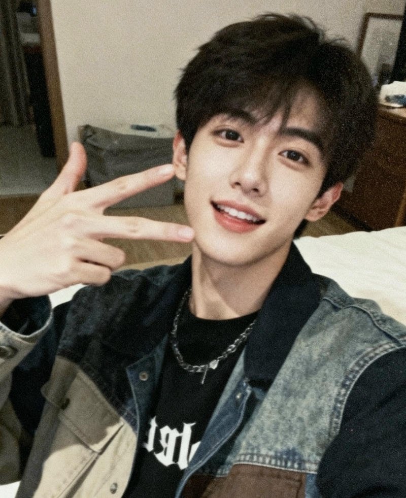 Chàng trai trẻ tạo dáng tự nhiên phong cách Douyin