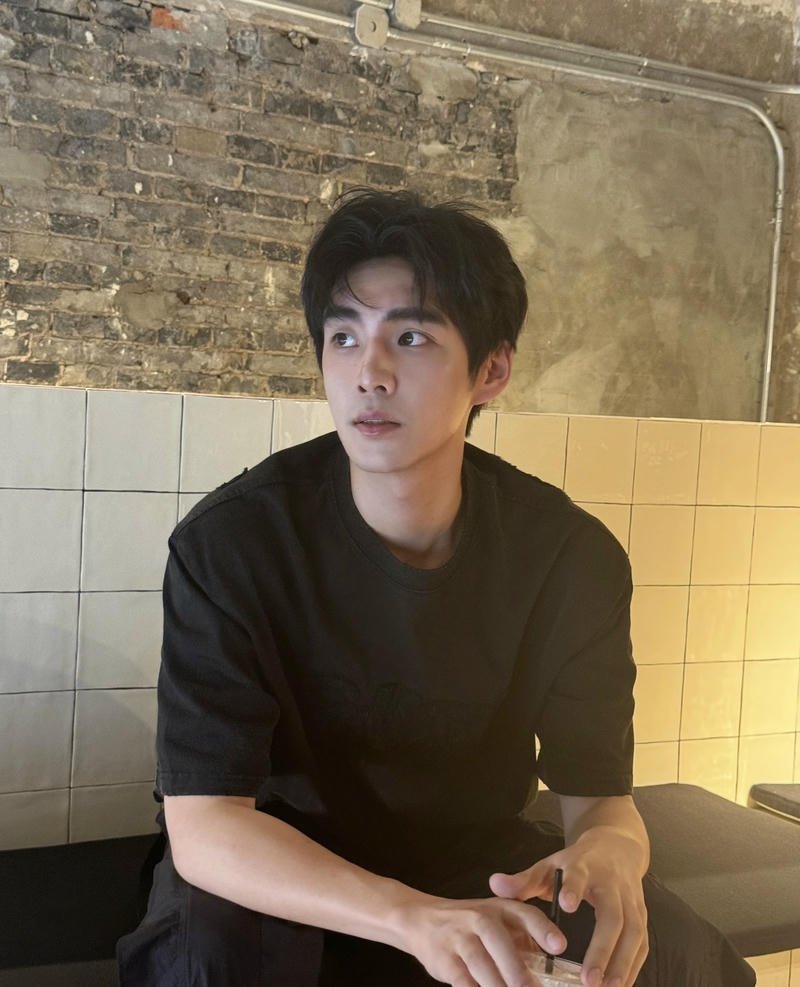 Chàng trai trẻ thần thái lạnh phong cách Douyin hiện đại