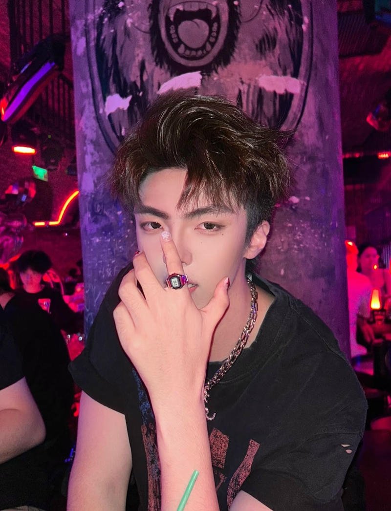 Chàng trai trẻ với phong cách giản dị cuốn hút