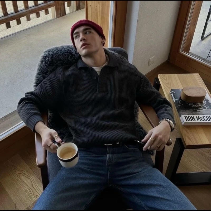 Chàng trai trong avatar con trai ngầu mang vẻ khó đoán