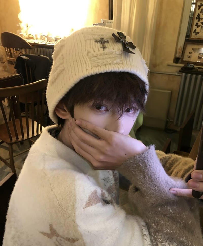 Chàng trai tuổi teen tạo dáng năng động K11