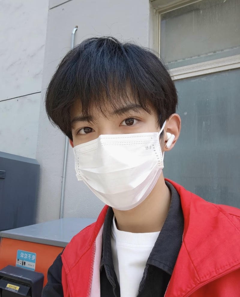 Chàng trai vibe lạnh lùng mang khẩu trang cực ngầu