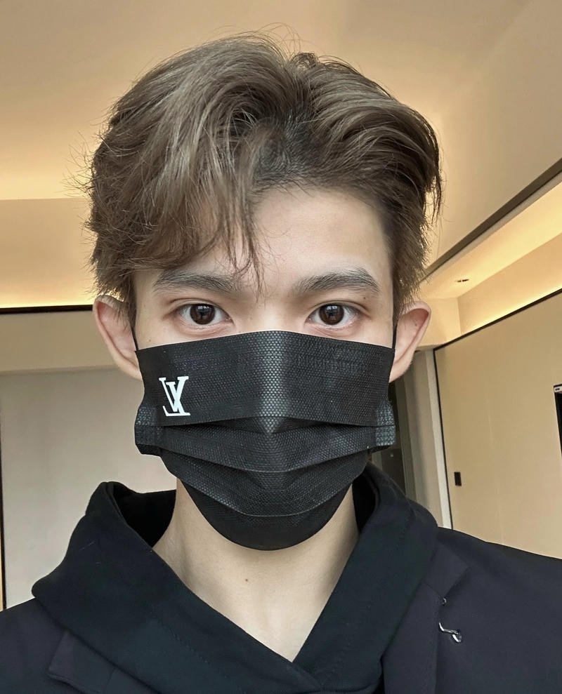 Chàng trai vibe lạnh lùng mang khẩu trang phong cách ngầu