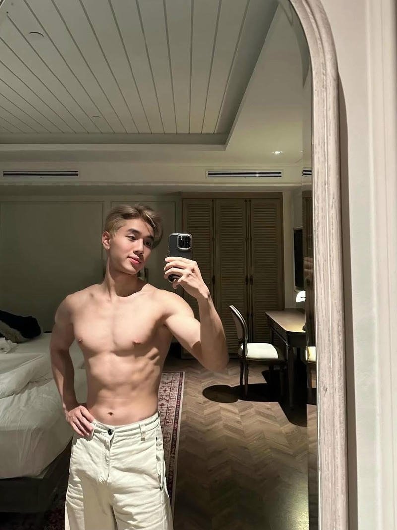 Chàng trai vóc dáng cân đối chuẩn nam thần Việt