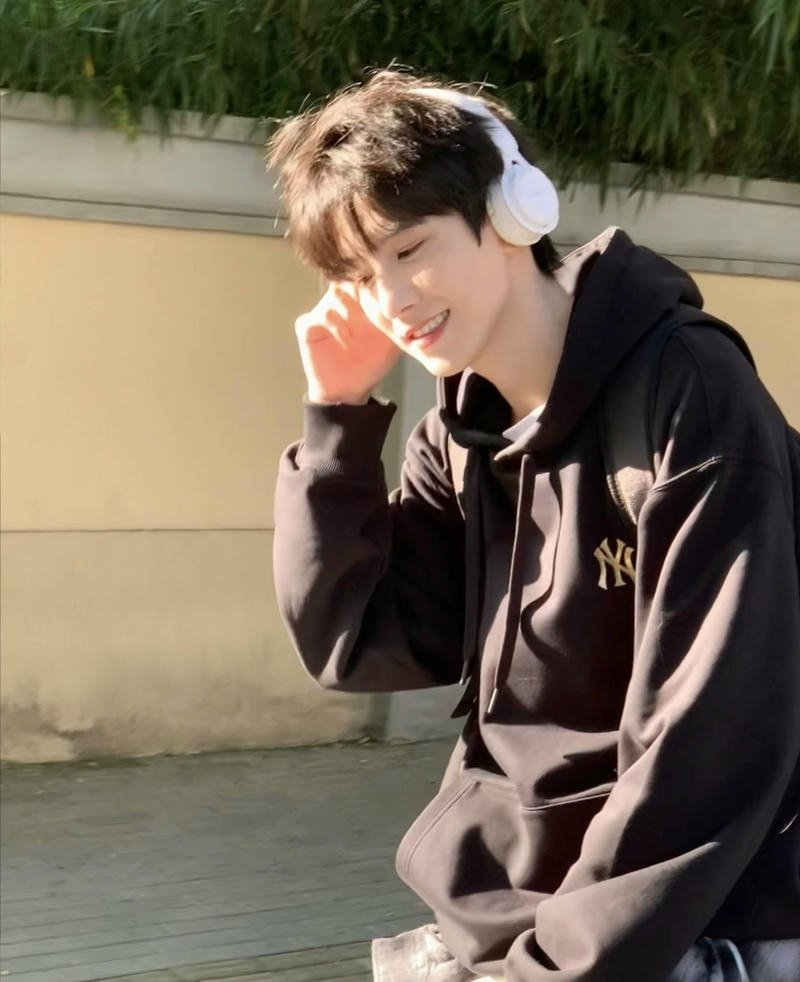 Chàng trai vóc dáng cân đối gương mặt hài hòa