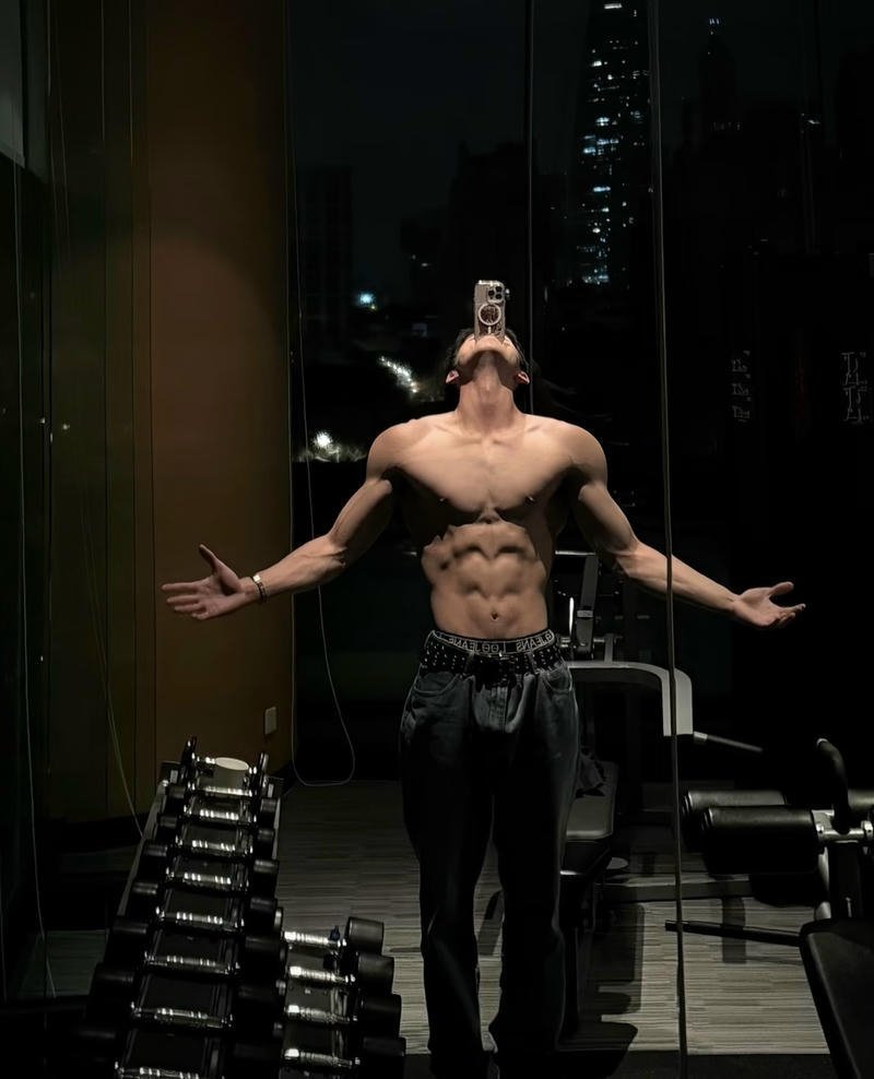 Chàng trai vóc dáng mạnh mẽ tạo dáng che mặt