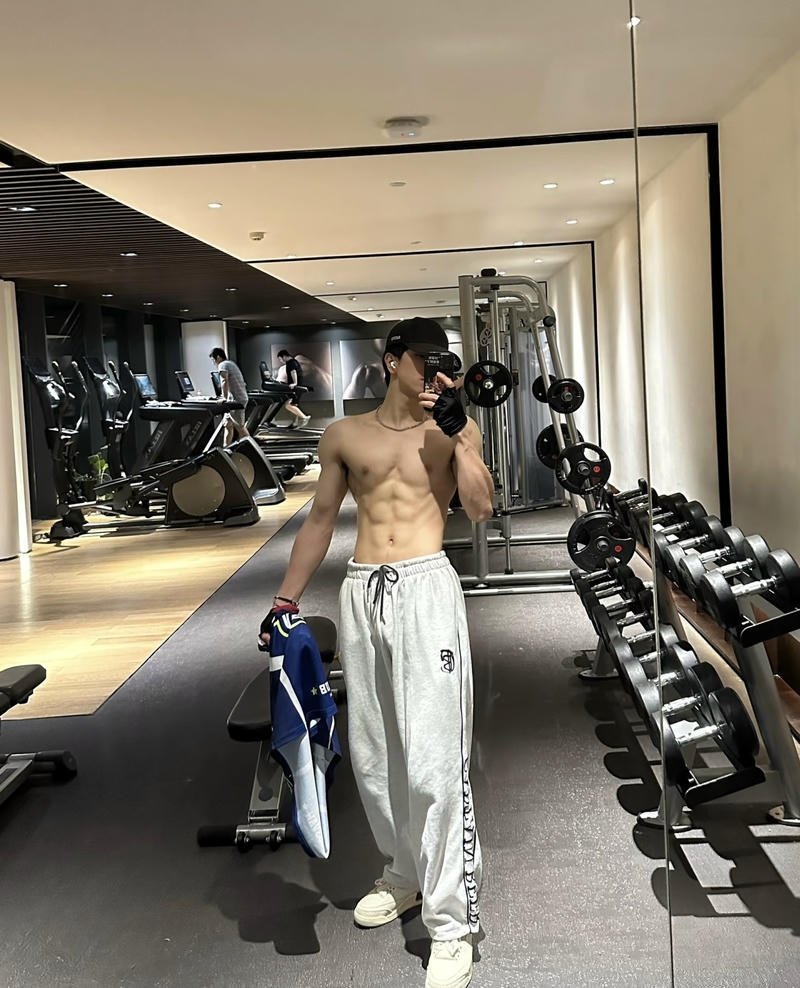 Chàng trai vóc dáng mạnh mẽ trong bộ ảnh trai 6 múi