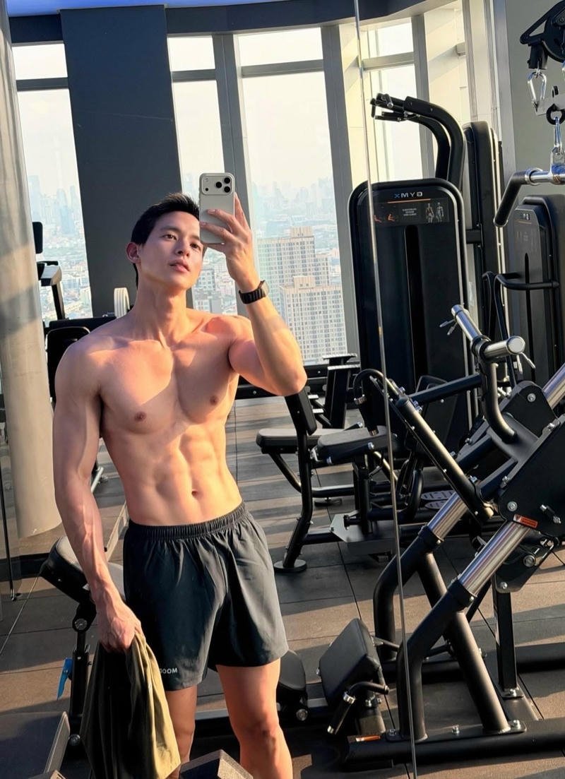 Chàng trai vóc dáng săn chắc phong cách nam thần Việt