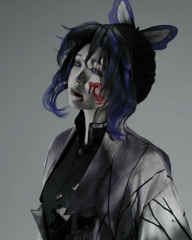 Cô gái cosplay Shinobu biểu cảm nhẹ nhàng cuốn hút