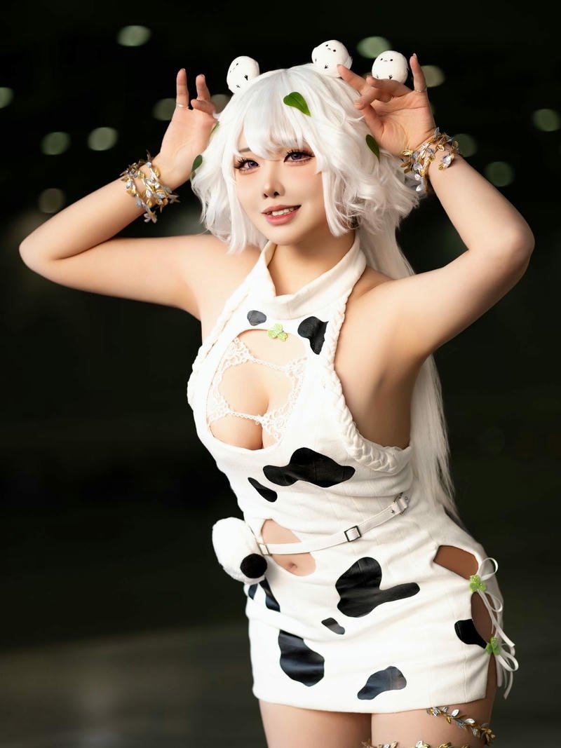 Cô gái cosplay bò sữa biểu cảm vui nhộn tự nhiên