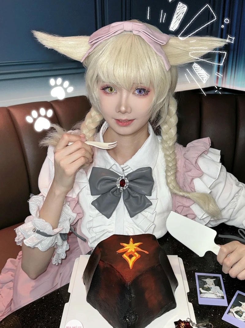 Cô gái cosplay mèo biểu cảm vui tươi tự nhiên