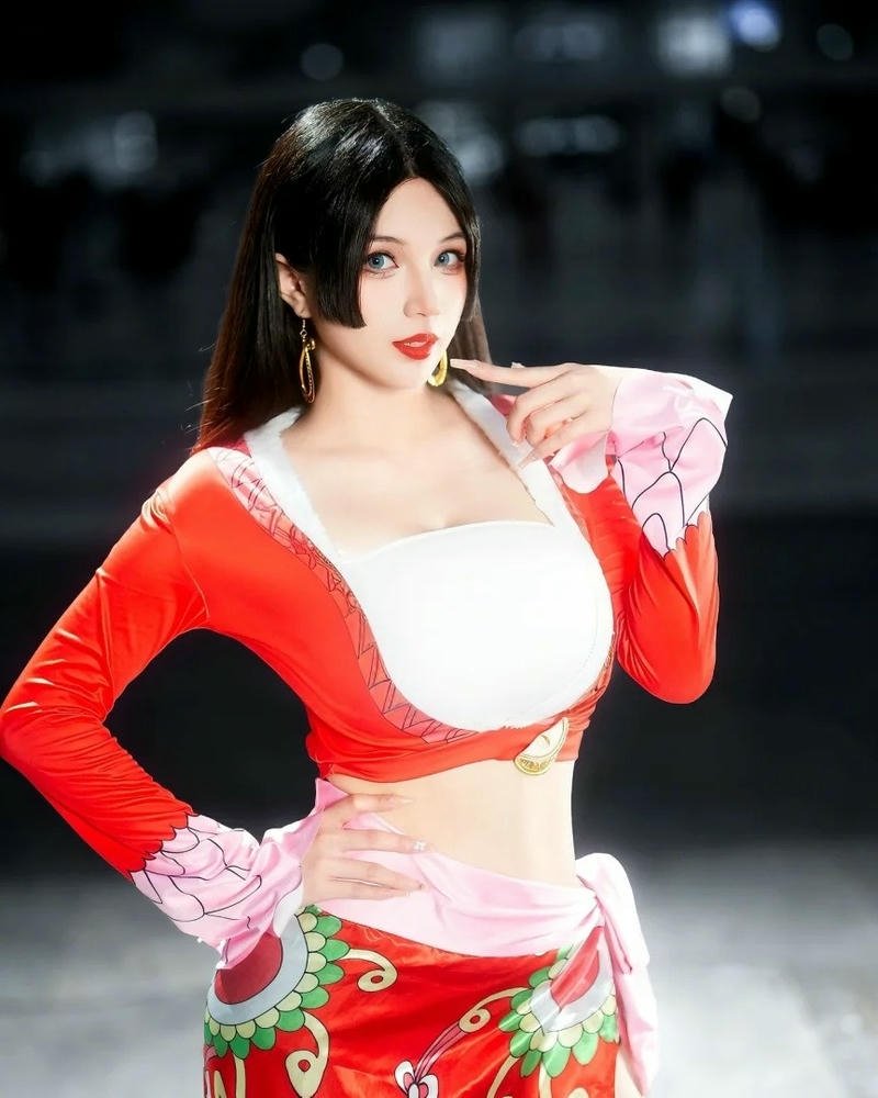 Cô gái hóa thân Boa Hancock ánh nhìn đầy cuốn hút