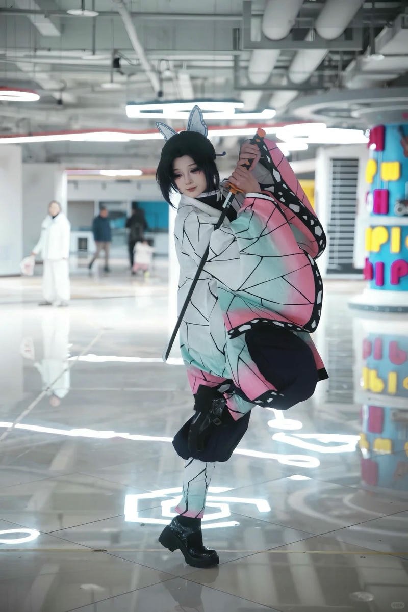 Cô gái hóa thân Shinobu ánh nhìn đầy cảm xúc