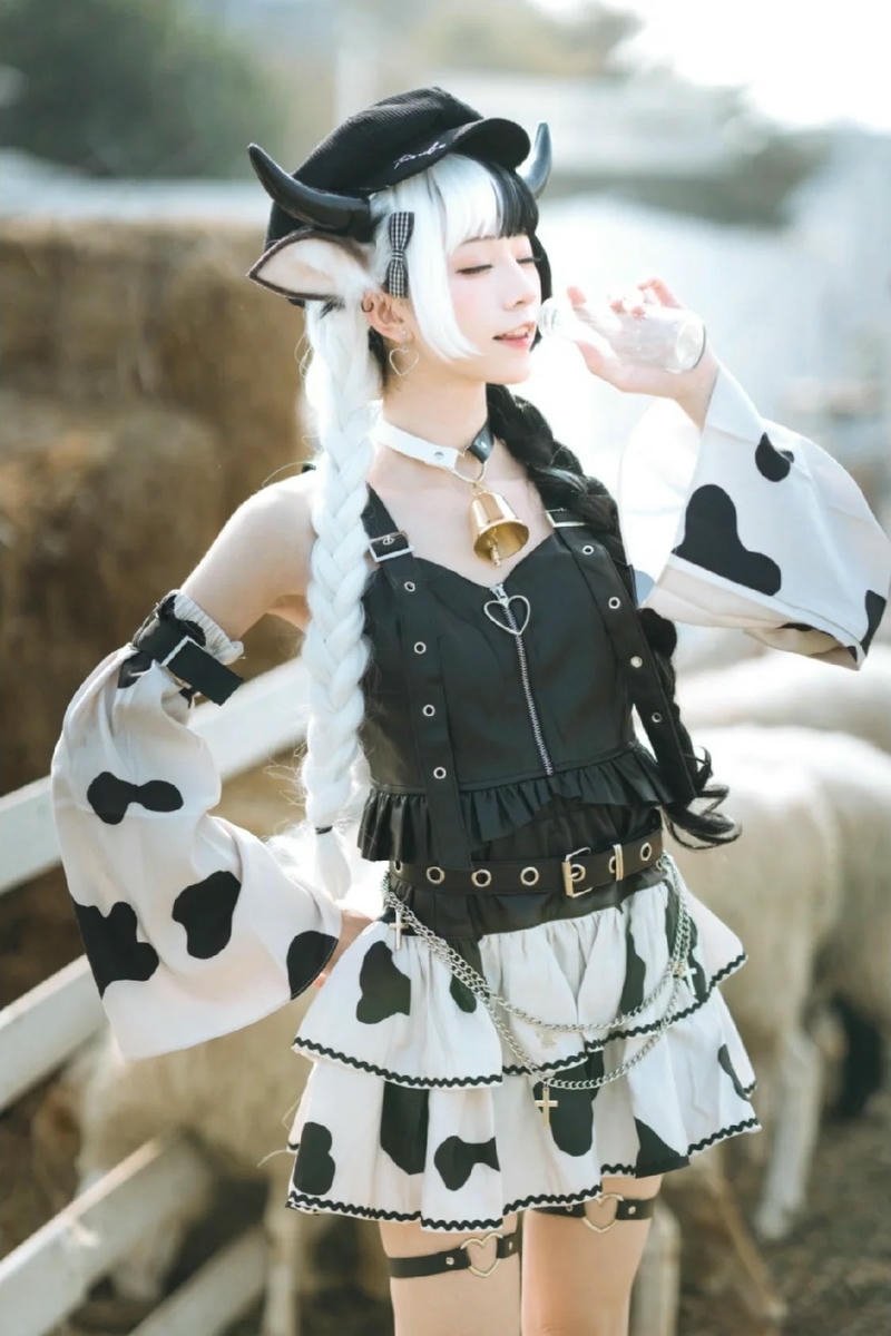 Cô gái hóa thân bò sữa biểu cảm tự nhiên