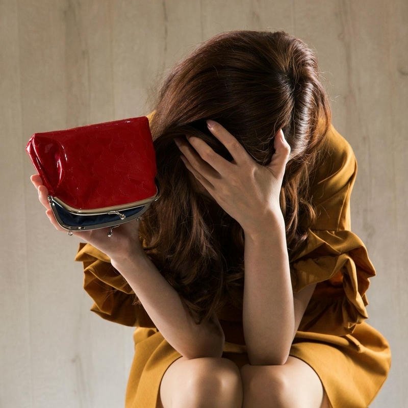 Cô gái tuyệt vọng sau khi mở ví trống meme