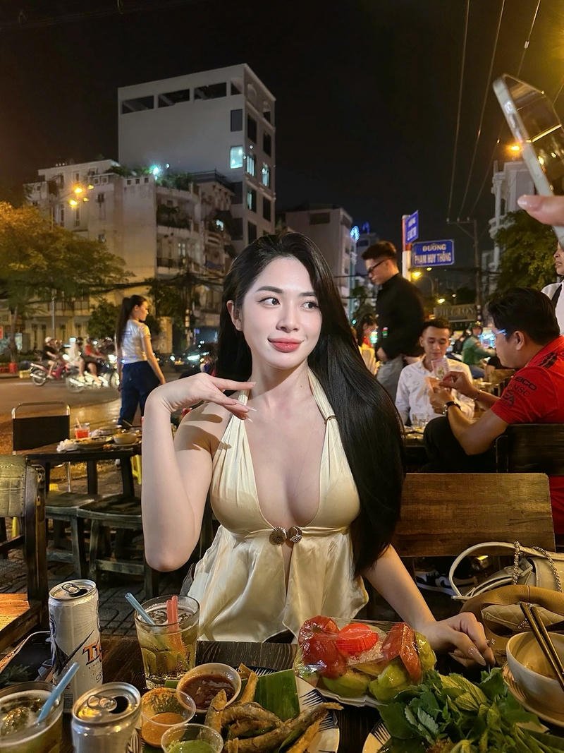 Cô nàng việt nam xinh biểu cảm dịu dàng cuốn hút