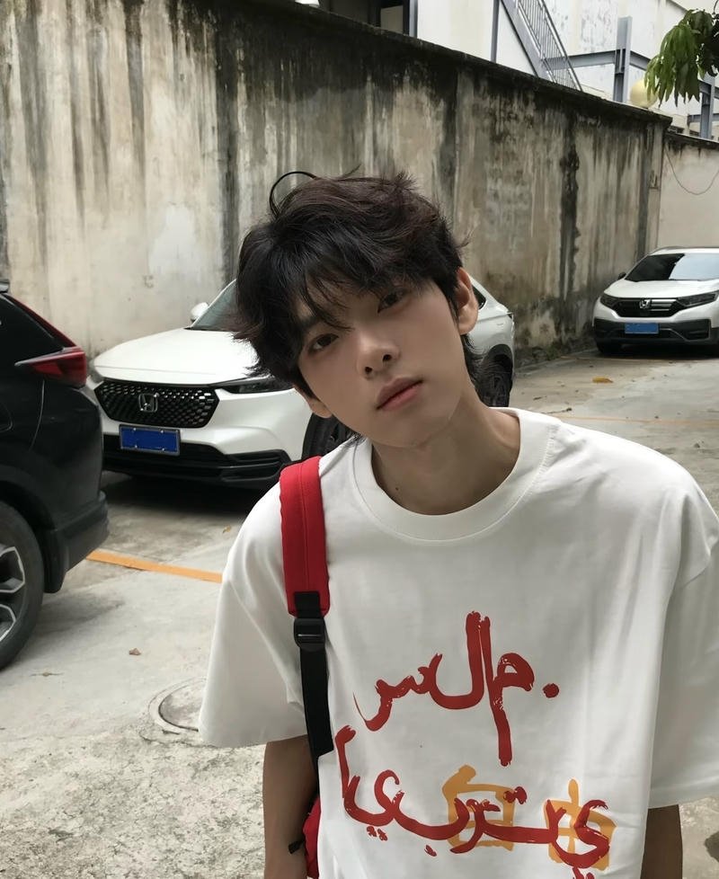 Con trai cute mang vẻ ngoài sáng và nụ cười dễ mến