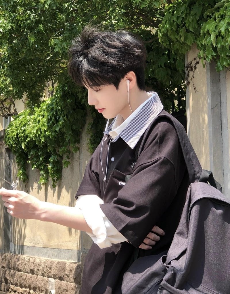 Con trai cute sở hữu nụ cười kín đáo nhưng vẫn cuốn