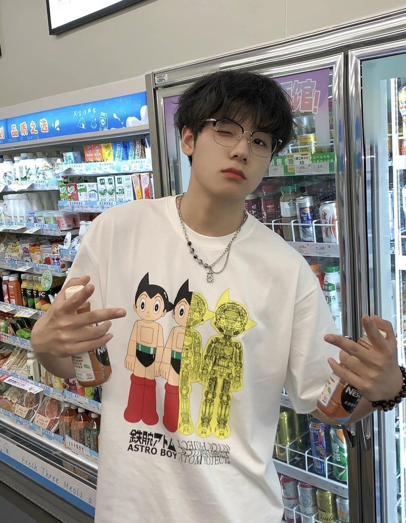 Con trai cute với ánh mắt thu hút và nụ cười nhẹ