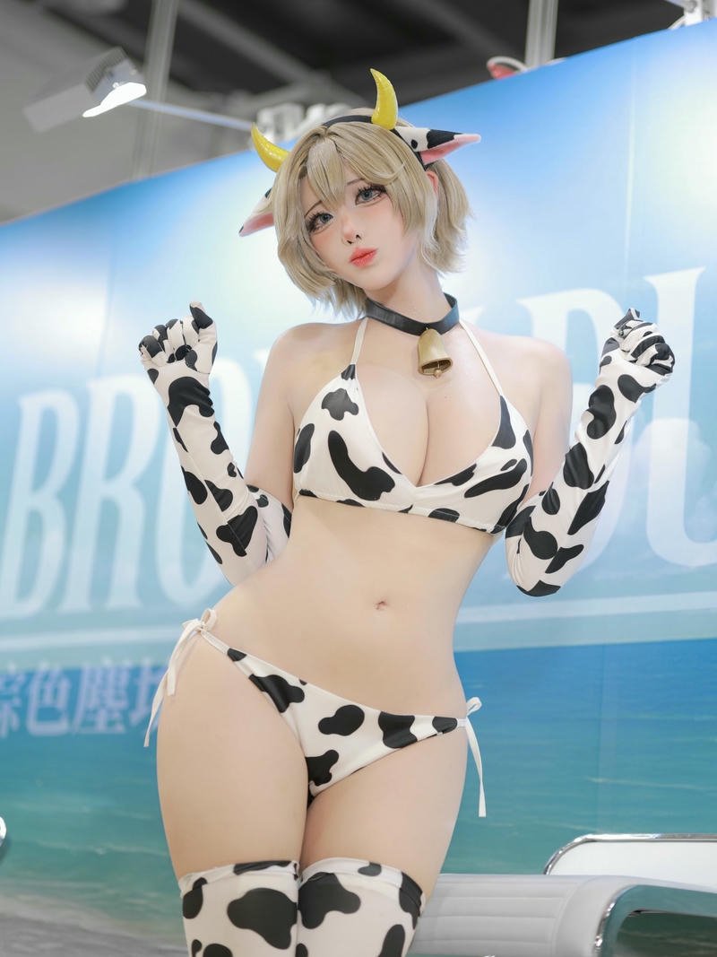 Coser hóa thân bò sữa với vẻ ngoài đáng yêu