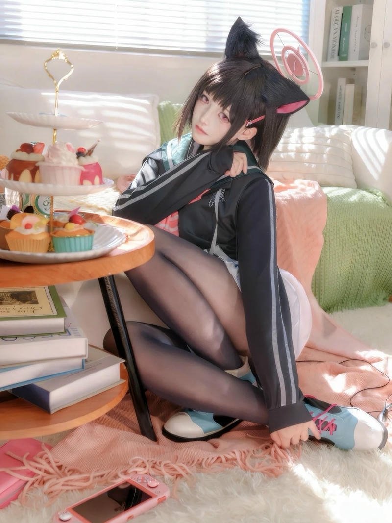 Coser mặt xinh biểu cảm nhẹ nhàng thu hút