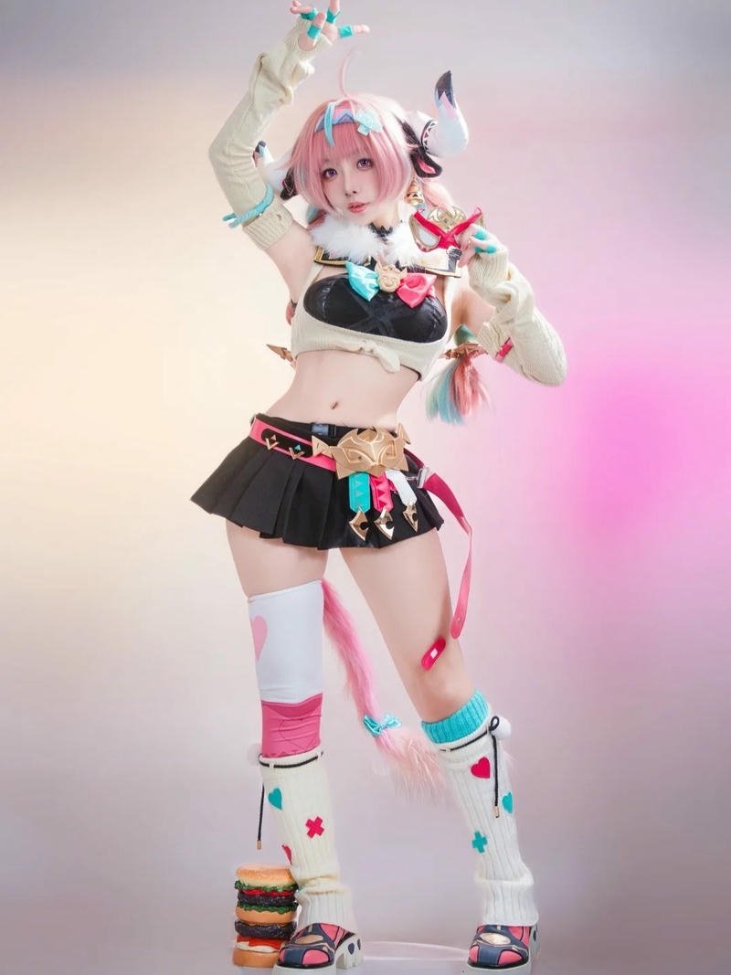 Coser nhập vai bò sữa với thần thái vui vẻ