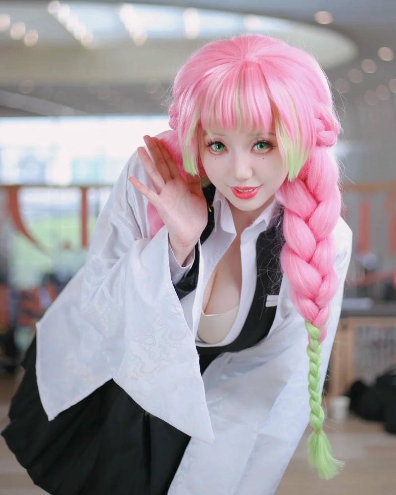 Cosplay Mitsuri ảnh thể hiện phong thái vui tươi duyên dáng