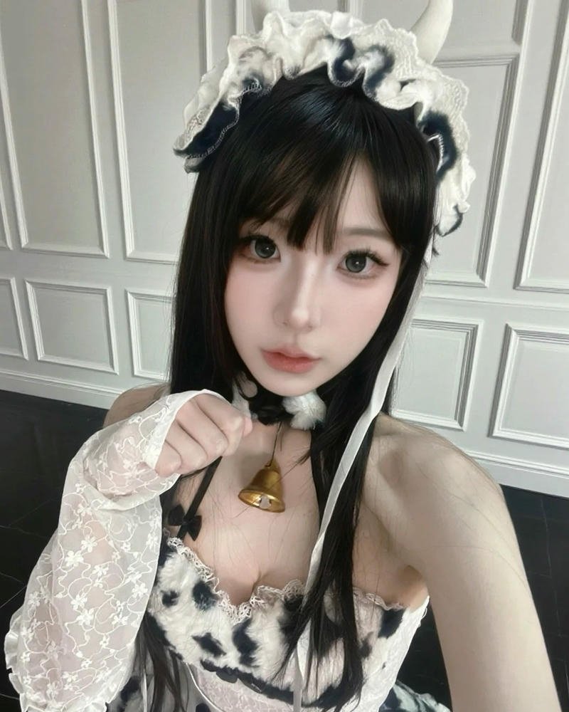 Cosplay bò sữa biểu lộ cảm xúc vui vẻ tự nhiên