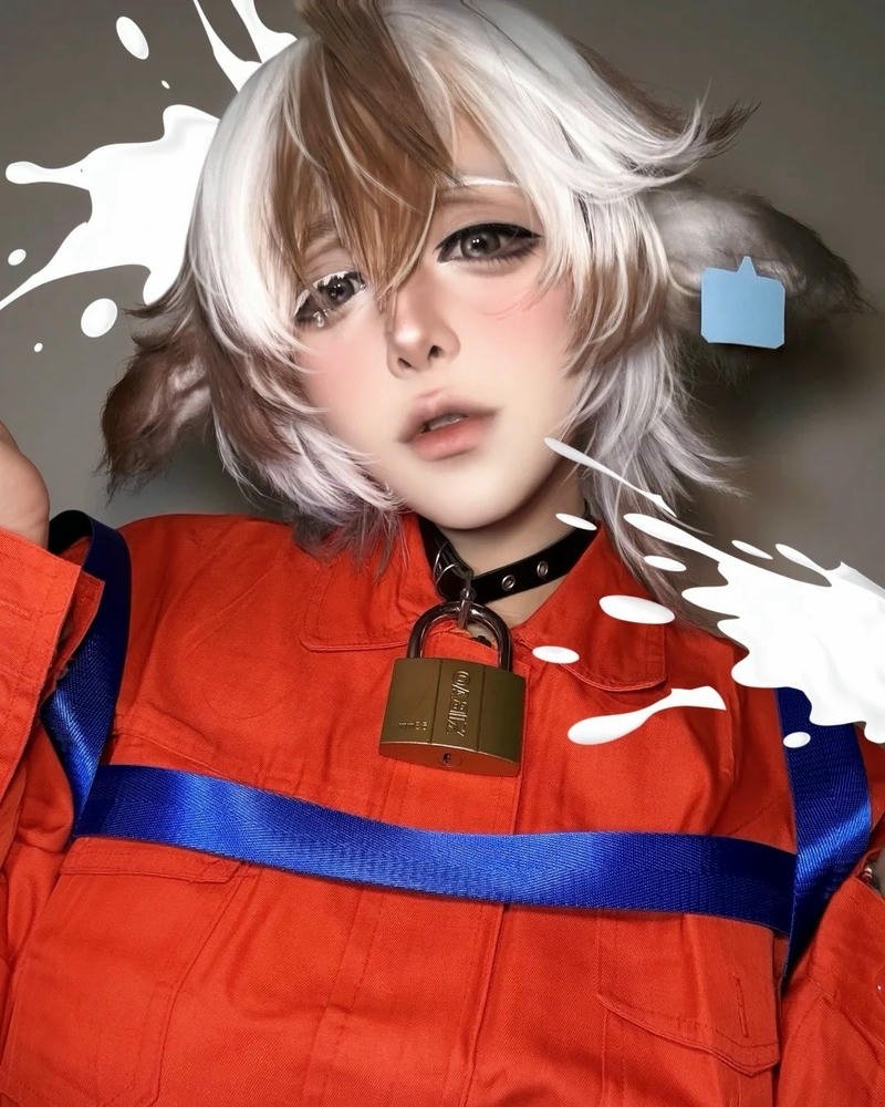 Cosplay bò sữa tạo dáng nhẹ nhàng vẫn thu hút