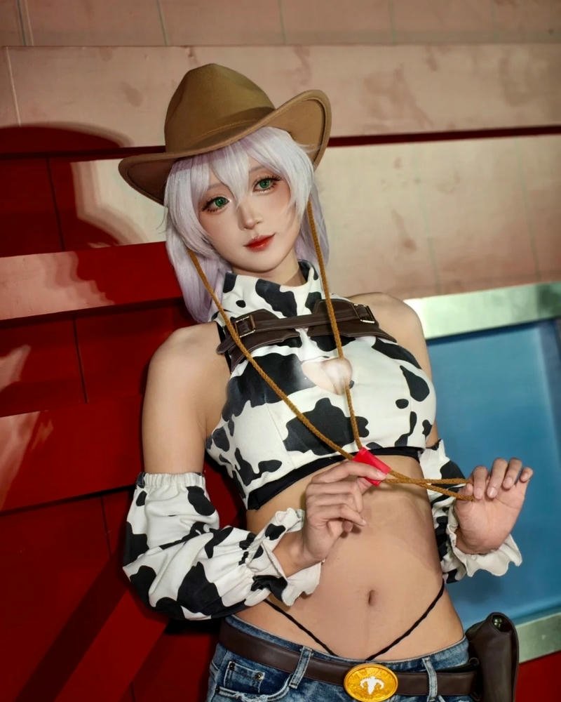 Cosplay bò sữa tạo hình dễ thương mang nét cá tính