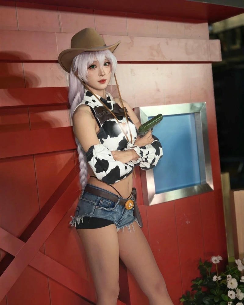 Cosplay bò sữa thần thái vui tươi dễ gây chú ý