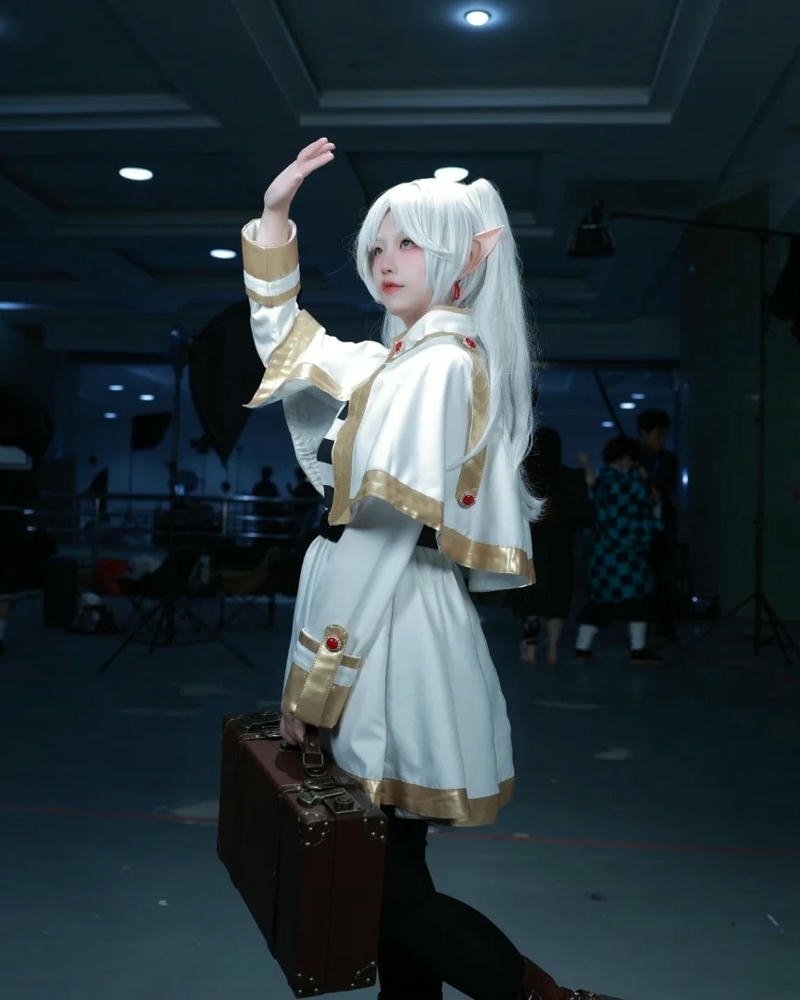 Cosplay frieren ảnh thể hiện phong thái nhẹ nhàng sâu sắc