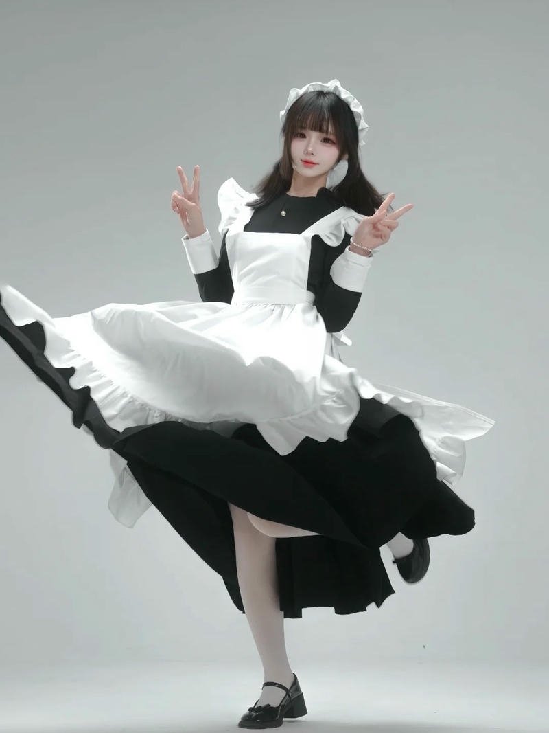 Cosplay hầu gái nổi bật với phong thái dịu dàng đặc trưng