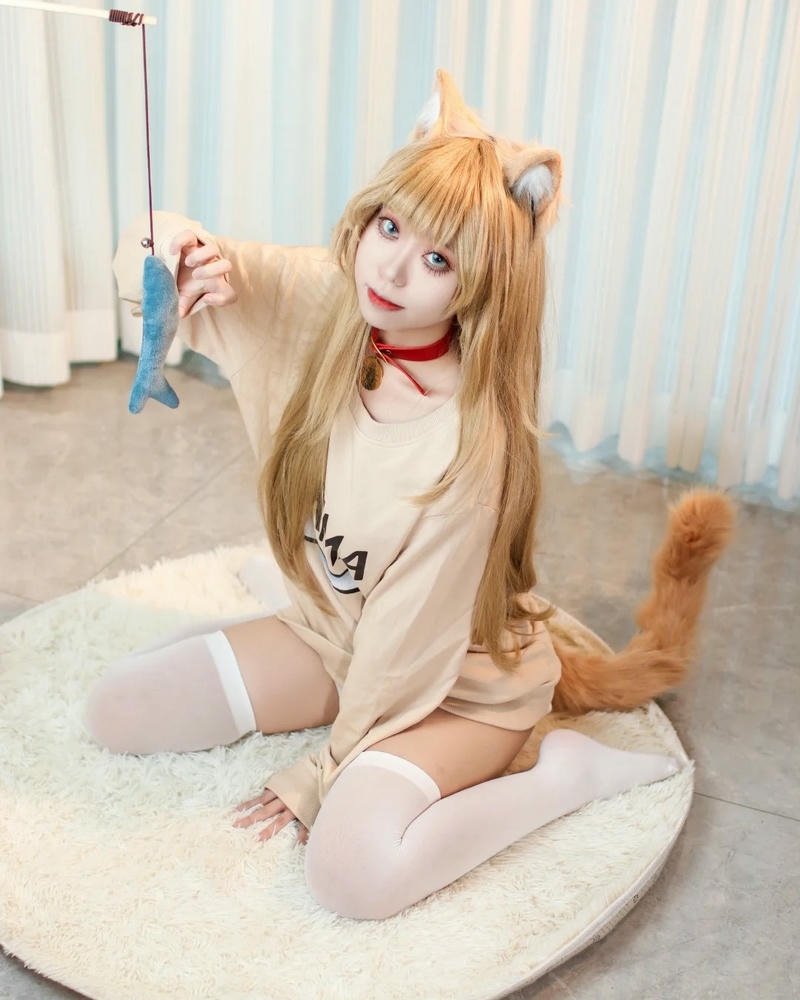 Cosplay mèo tạo dáng nhẹ nhàng vẫn nổi bật