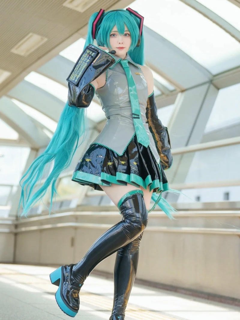 Cosplay nhân vật anime ảnh thể hiện phong thái tự tin cuốn hút