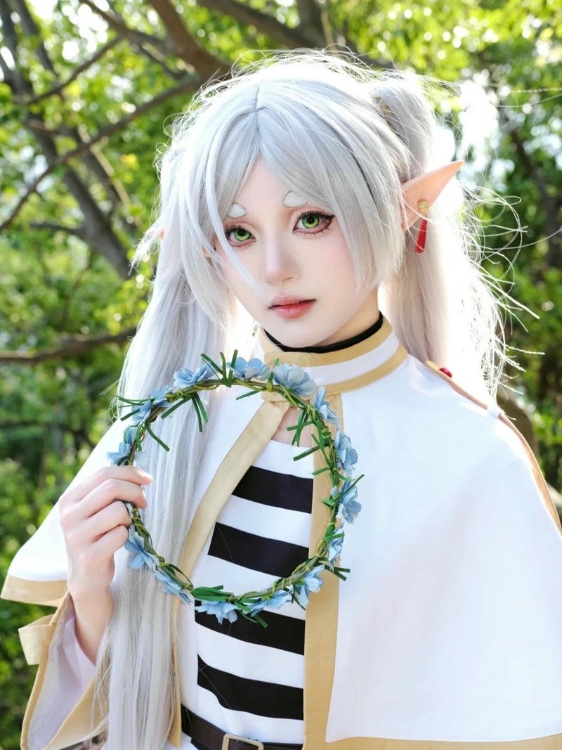 Cosplay nhân vật frieren ảnh thể hiện vẻ đẹp tinh giản