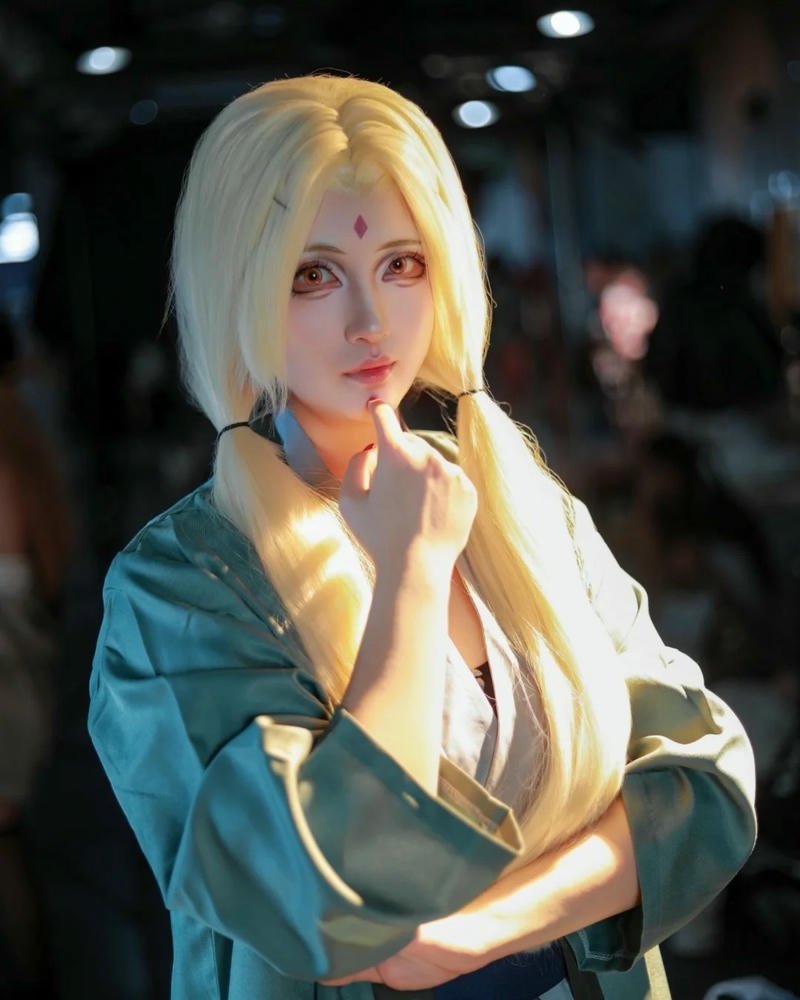 Cosplay nhân vật tsunade với thần thái mạnh mẽ cuốn hút