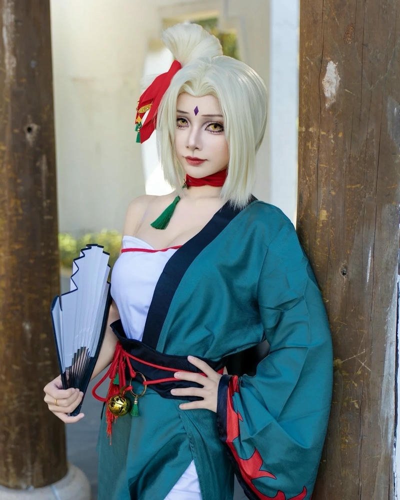 Cosplay tsunade ánh mắt mạnh mẽ thể hiện cá tính rõ nét