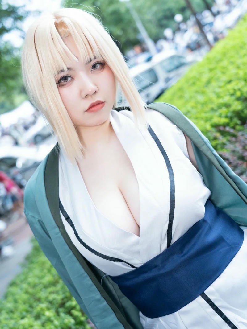 Cosplay tsunade biến thể độc đáo thể hiện thần thái riêng