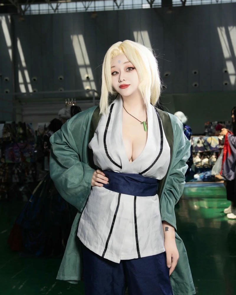 Cosplay tsunade biểu cảm sắc sảo thần thái đầy tự tin
