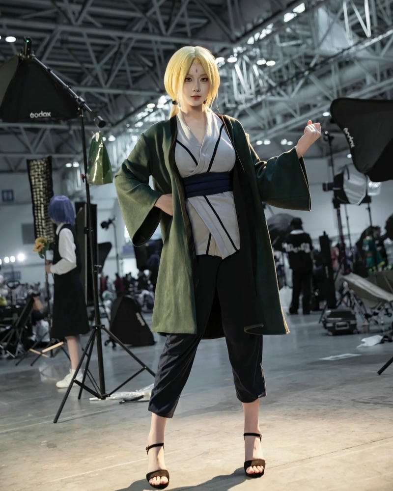 Cosplay tsunade biểu cảm tự tin phong cách đầy uy lực