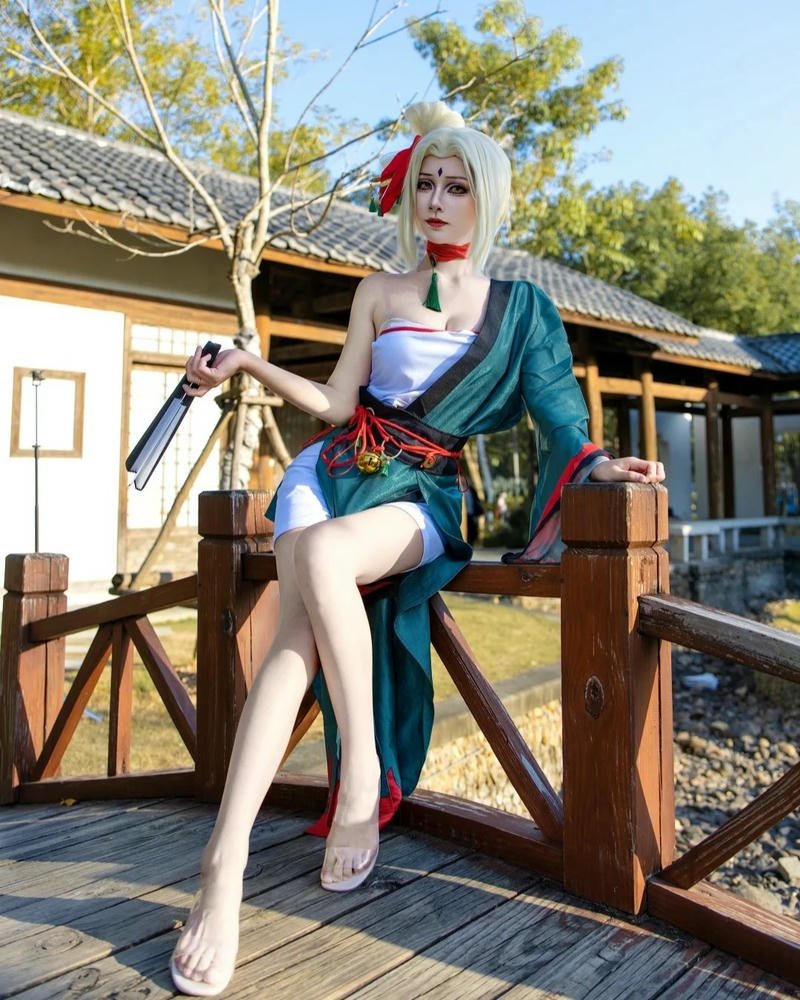 Cosplay tsunade phong thái lạnh lùng nhưng vẫn quyến rũ