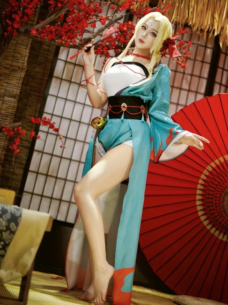 Cosplay tsunade tạo dáng linh hoạt phong cách chuyên nghiệp