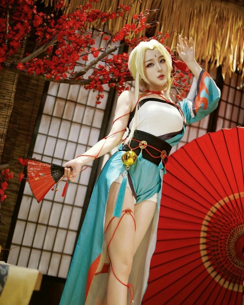 Cosplay tsunade thần thái cuốn hút với vẻ đẹp trưởng thành