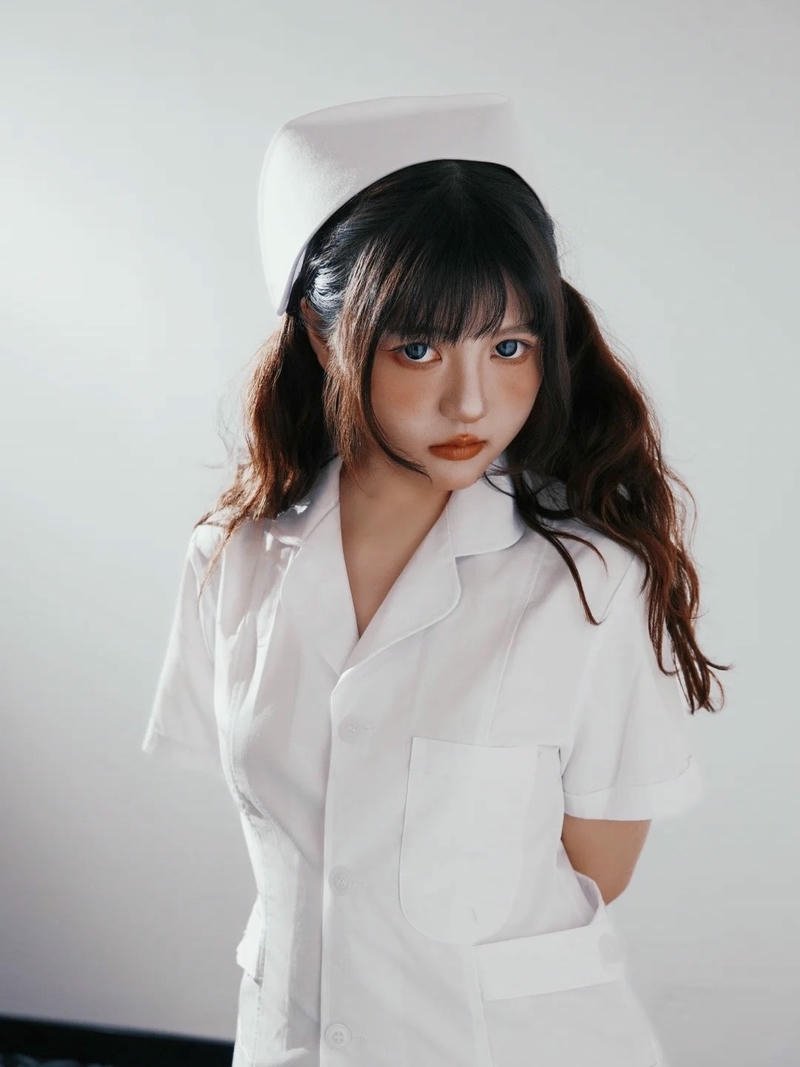 Cosplay y tá ảnh thể hiện thần thái nhẹ nhàng cuốn hút