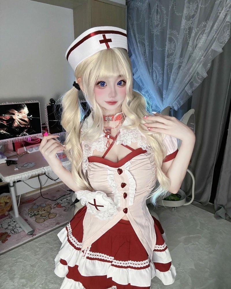 Cosplay y tá mang phong cách rõ ràng dễ nhận ra