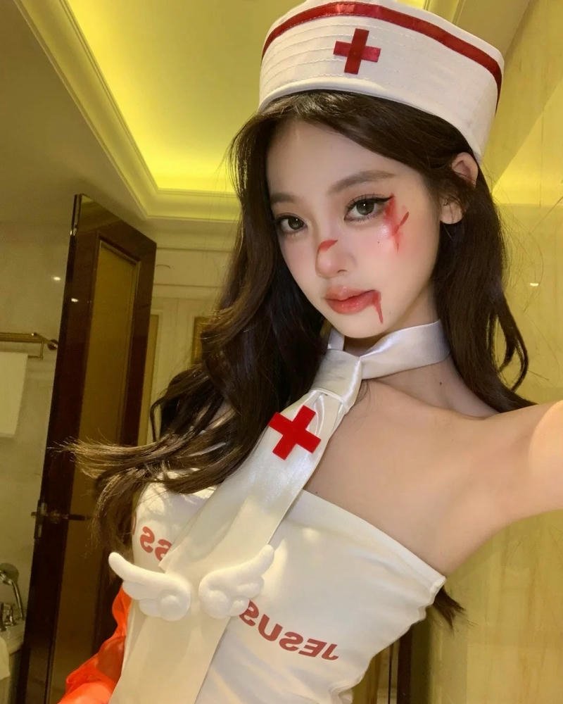 Cosplay y tá nổi bật với phong thái tinh gọn rõ ràng