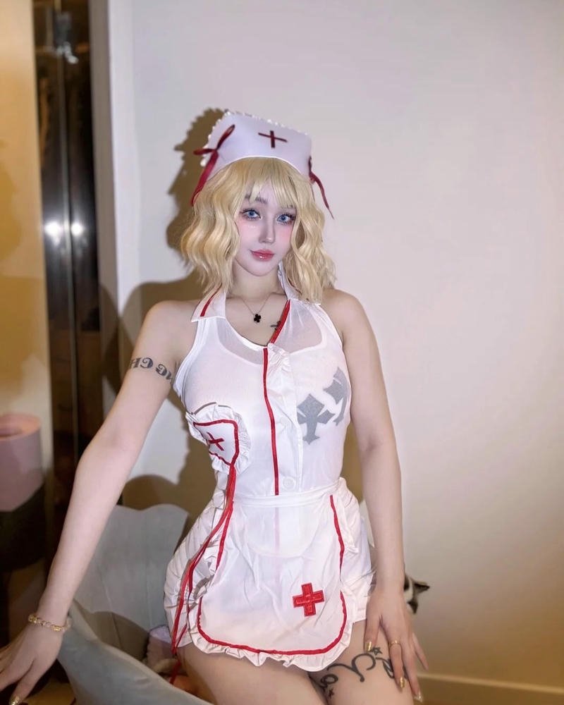 Cosplay y tá thể hiện diện mạo gọn gàng dễ nhận diện