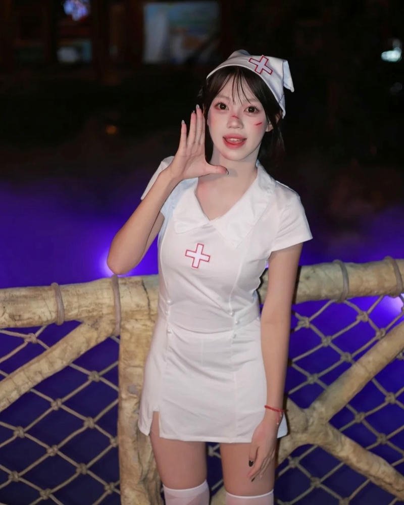 Cosplay y tá thể hiện thần thái tự nhiên đầy cuốn hút